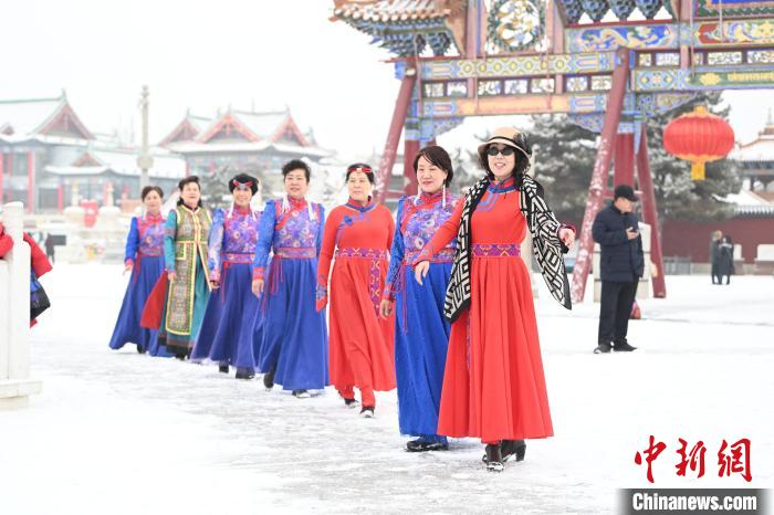 2月13日，老年人在呼和浩特市大召廣場拍照“打卡”。　劉文華 攝