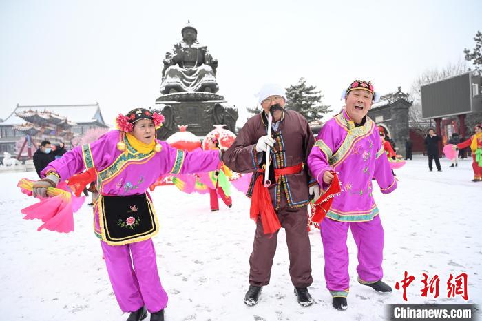 2月13日，秧歌隊在呼和浩特市大召廣場雪中起舞?！⑽娜A 攝
