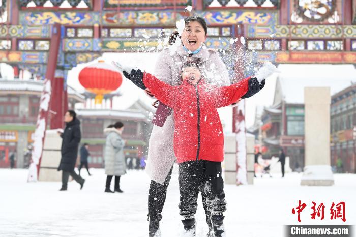 2月13日，家長與小朋友在呼和浩特市大召廣場享雪趣。　劉文華 攝