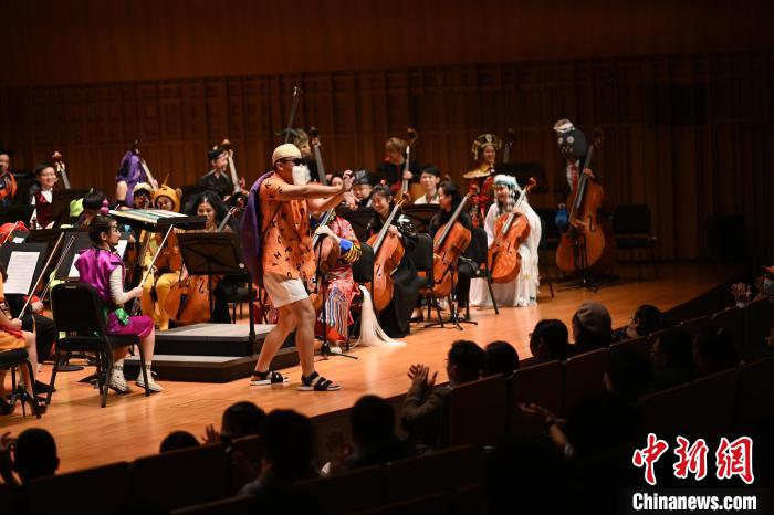 圖為樂(lè)團(tuán)指揮“龜仙人”。　西安交響樂(lè)團(tuán)供圖