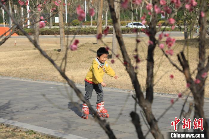 小朋友公園里玩耍?！∴囆?攝