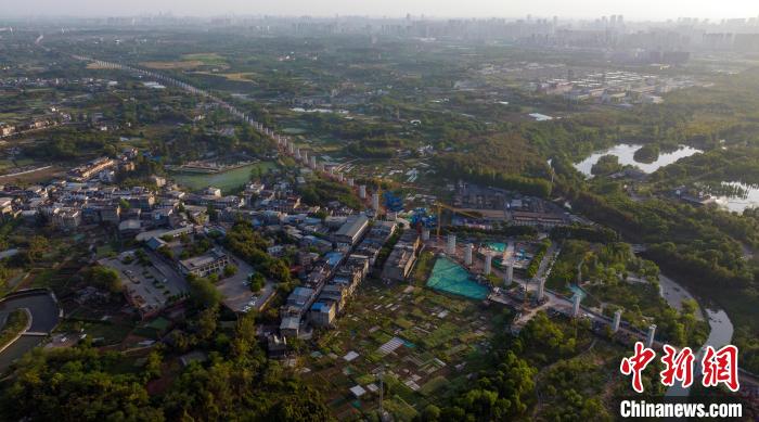 航拍正在建設(shè)中的成都至自貢高速鐵路成都段。　劉忠俊 攝
