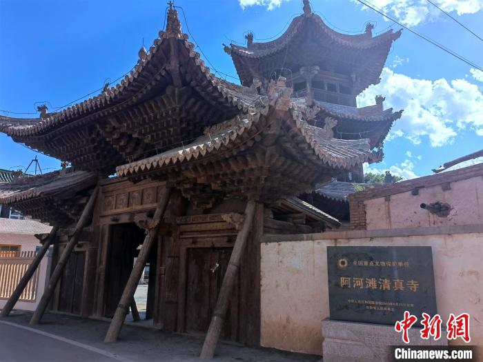 圖為集漢、藏、伊斯蘭風(fēng)格于一體的700年歷史的全國重點(diǎn)保護(hù)文物——阿河灘清真寺?！埡ｖ?攝