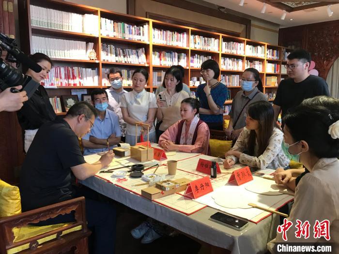 9月14日，“月動臨秋扇”中華傳統(tǒng)文化沉浸式體驗活動在北京紀曉嵐故居舉辦。 陳建新 攝 陳建新 攝