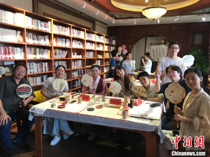 9月14日，“月動臨秋扇”中華傳統(tǒng)文化沉浸式體驗活動在北京紀曉嵐故居舉辦。陳建新 攝 陳建新 攝