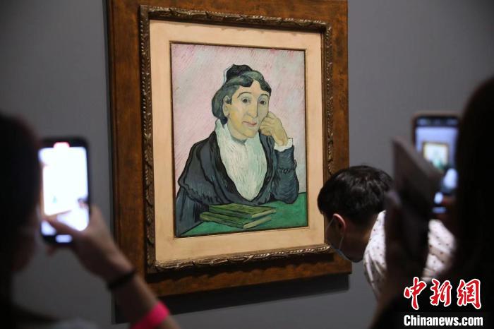 觀眾欣賞梵高畫作《阿爾勒婦女(吉努夫人肖像)》?！埡鄠?攝