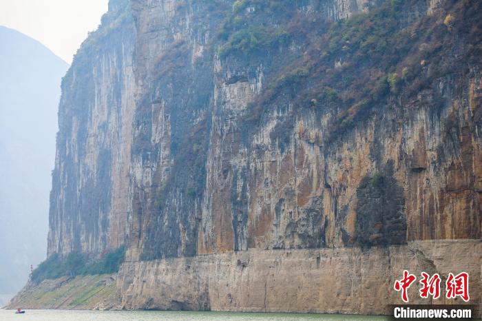 圖為瞿塘峽兩岸壯麗景致。　梁欽卿 攝