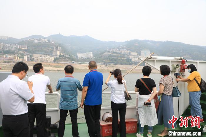 重慶市政協(xié)“同心聚力巴渝行”主題采訪團15日走進奉節(jié)，了解當?shù)卣f(xié)委員護江成效?！×簹J卿 攝