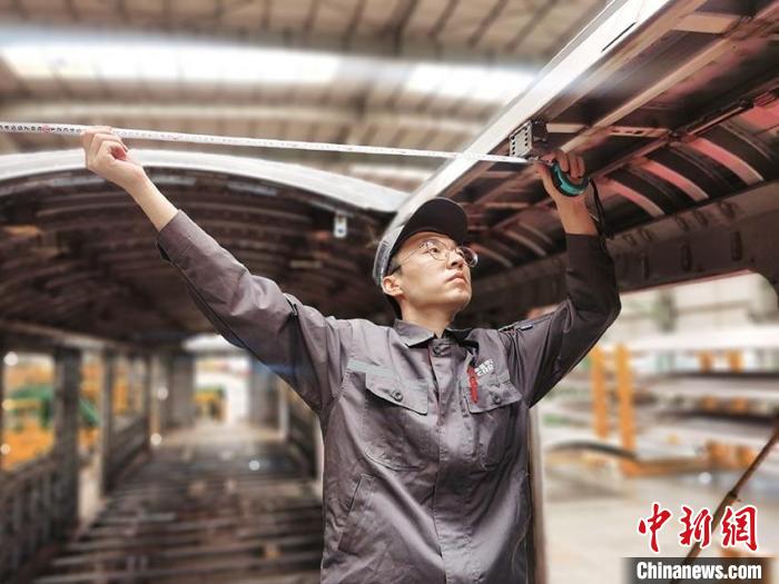 王漢卿在安裝車(chē)頂二次骨架吊。　受訪者供圖