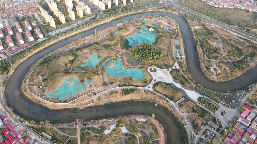 　圖為4月30日拍攝的河北滄州市區(qū)的大運(yùn)河“Ω”形河道。新華社發(fā)(傅新春 攝)