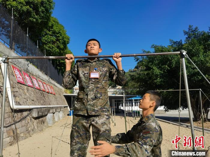 新兵尤云龍正在進行器械訓練。　馬濤 攝