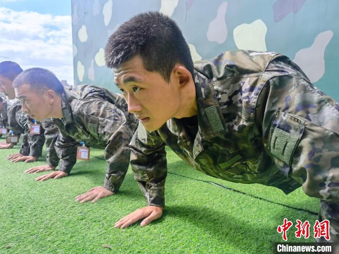 尤云龍正在和戰(zhàn)友進行體能訓練?！×志杆?攝