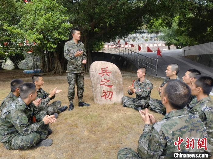 尤云龍為戰(zhàn)友講述父輩保家衛(wèi)國的故事?！＄姛樋?攝