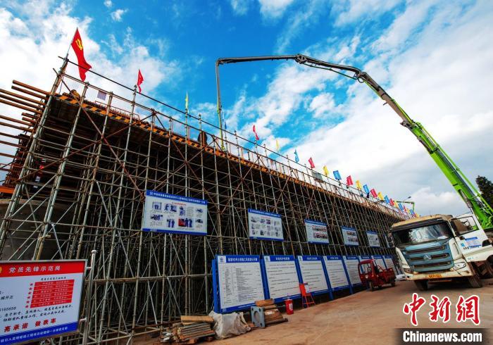 圖為渝昆高鐵云南段境內首座大橋連續(xù)梁混凝土澆筑施工現(xiàn)場?！『螀矽i 攝