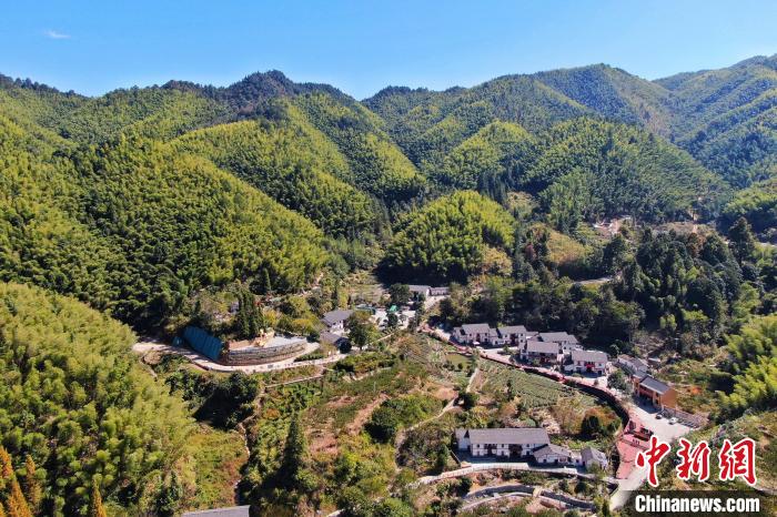 航拍江西井岡山市神山村，青山環(huán)繞，風(fēng)景秀美?！⒘?攝