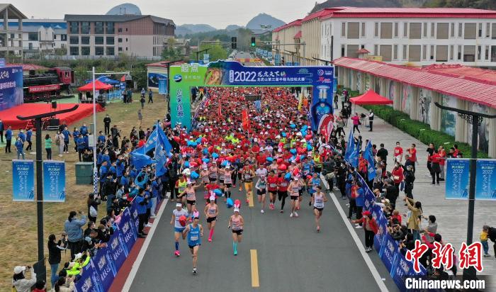 2022年龍虎山半程馬拉松鳴槍開跑?！⒅剧?攝