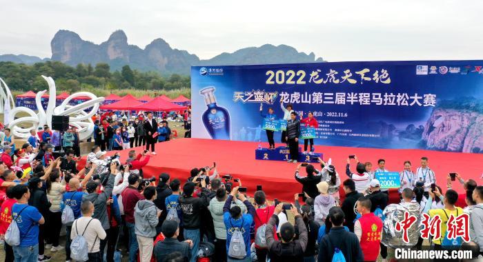 2022年龍虎山半程馬拉松鳴槍開跑?！⒅剧?攝