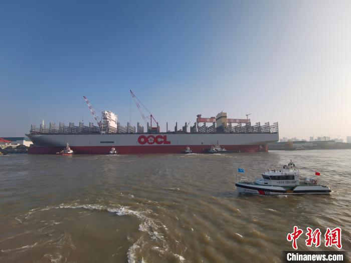 海巡艇在現(xiàn)場(chǎng)引導(dǎo)水上交通?！∧贤êＪ戮止﹫D