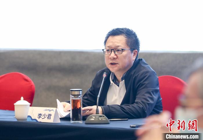 《詩刊》社主編李少君發(fā)言?！∠计挚h融媒體中心 供圖