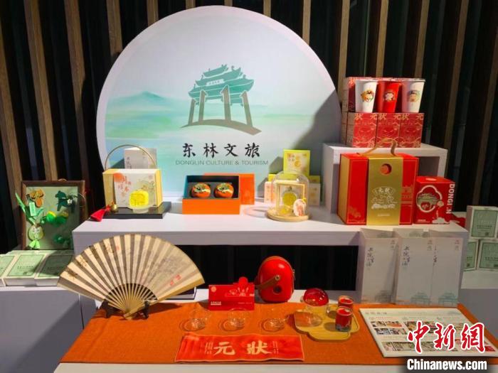 發(fā)展論壇現場展出的無錫城市文創(chuàng)作品?！O權 攝