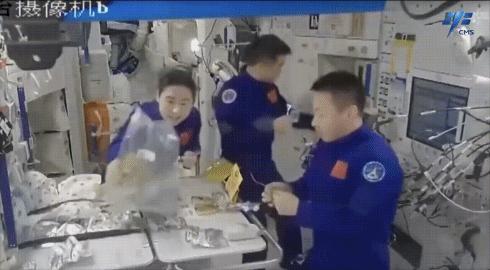 神舟十四號(hào)航天員在軌品嘗美食。圖片來源：中國(guó)載人航天工程辦公室官方微信