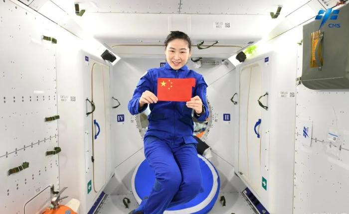 航天員劉洋背后是問天實(shí)驗(yàn)艙睡眠區(qū)。圖片來源：中國(guó)載人航天工程辦公室官方微信