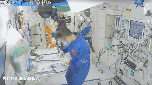 開展水樣微生物檢測(cè)。圖片來源：中國(guó)載人航天工程辦公室官方微信