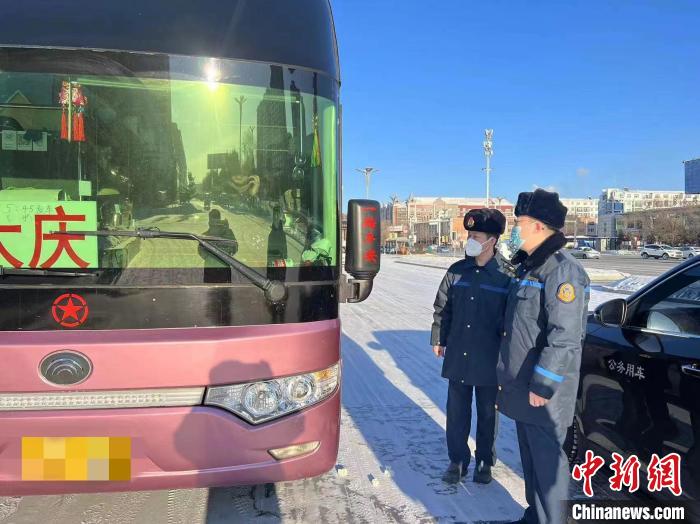 交通執(zhí)法人員檢查客運(yùn)車輛手續(xù)?！『邶埥〗煌ㄟ\(yùn)輸廳供圖