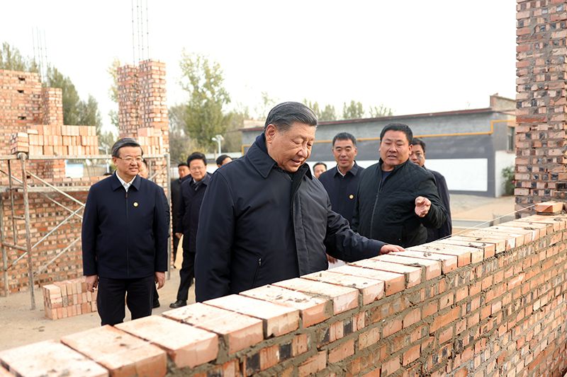 2023年11月10日，習(xí)近平總書記在河北保定涿州市刁窩鎮(zhèn)萬全莊村房屋重建施工現(xiàn)場考察。