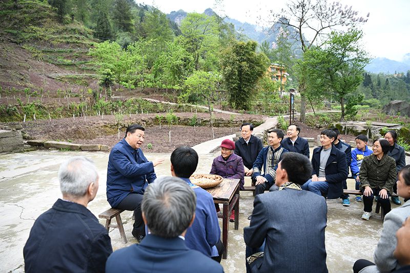 2019年4月15日，習(xí)近平總書記在重慶石柱土家族自治縣中益鄉(xiāng)華溪村同村民代表、基層干部、扶貧干部、鄉(xiāng)村醫(yī)生等圍坐在一起，共話脫貧攻堅。