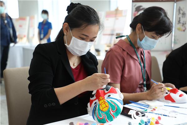 展覽會(huì)現(xiàn)場(chǎng)，泰國(guó)民眾體驗(yàn)畫(huà)臉譜。人民網(wǎng)記者 趙益普攝
