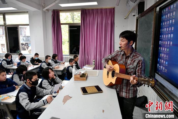 圖為3月16日，張家豪在福建福州延安中學教學。 <a target='_blank' href='/'><p  align=
