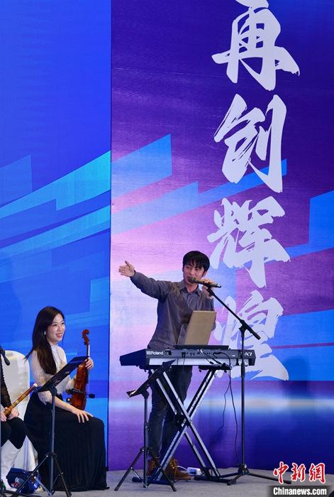 圖為3月9日，福建福州，張家豪(右)與林佳臻在臺上演出。 <a target='_blank' href='/'><p  align=