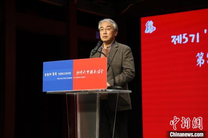 韓國前國務(wù)調(diào)整室長李錫駿致辭。　中國駐韓國大使館供圖