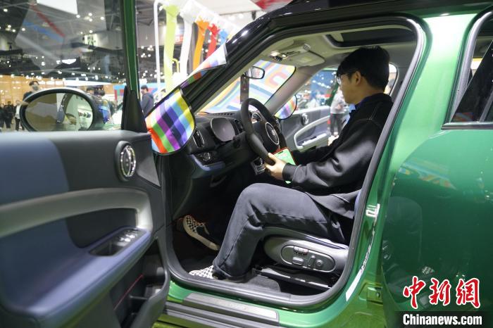 圖為觀眾在展會試駕車輛?！⑿?攝