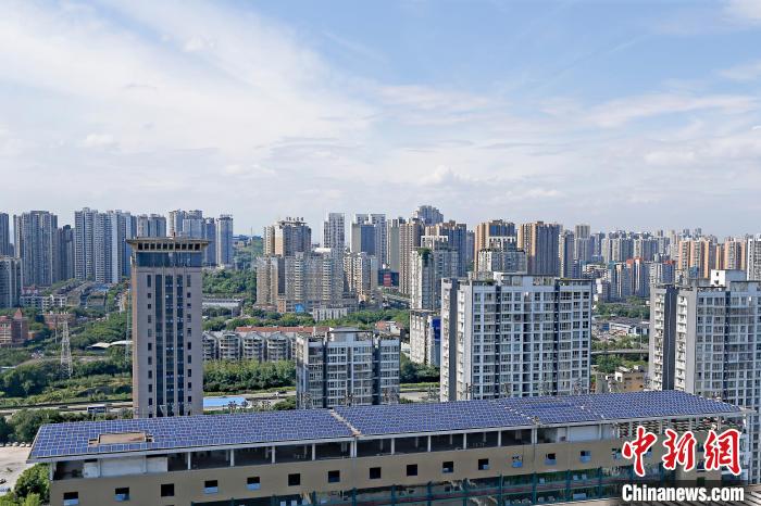 圖為輝騰能源在重慶市九龍坡區(qū)留學(xué)生創(chuàng)業(yè)園屋頂建設(shè)的光伏發(fā)電示范項(xiàng)目?！∈茉L企業(yè)供圖
