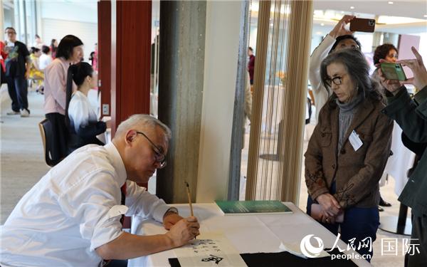 “聯(lián)合國中文日”慶?；顒?dòng)上進(jìn)行了書法等中國文化展示。人民網(wǎng)記者 尚凱元攝