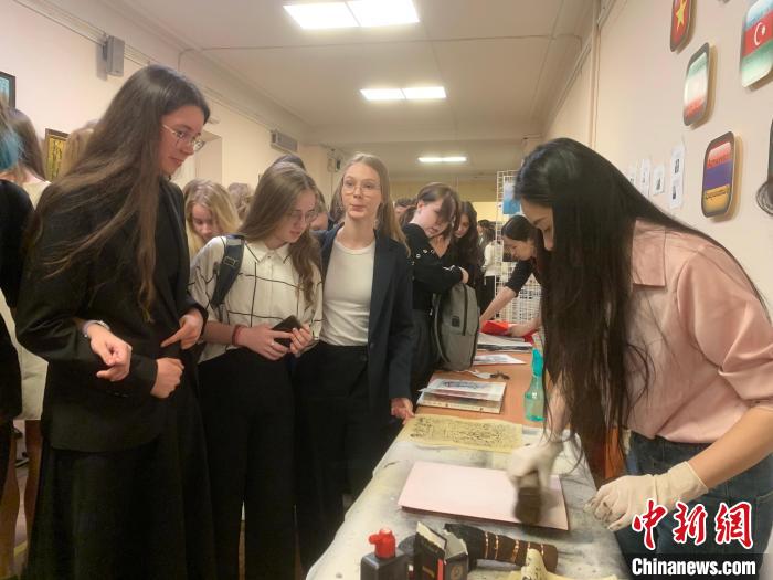 4月21日，莫斯科國立語言大學(xué)孔子學(xué)院附屬中學(xué)舉辦“國際中文日”活動，學(xué)生們體驗雕版印刷?！∧箍茋⒄Z言大學(xué)孔子學(xué)院 供圖