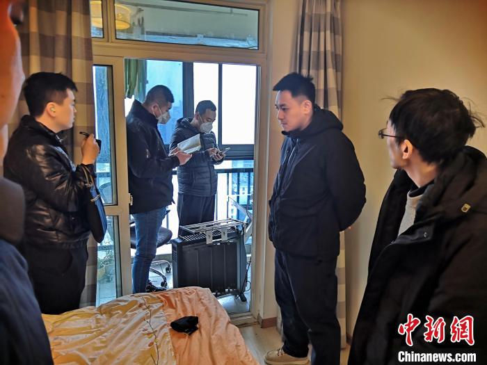 丹東市公安局民警抓捕犯罪嫌疑人，在其家中進行搜查。　丹東市公安局供圖