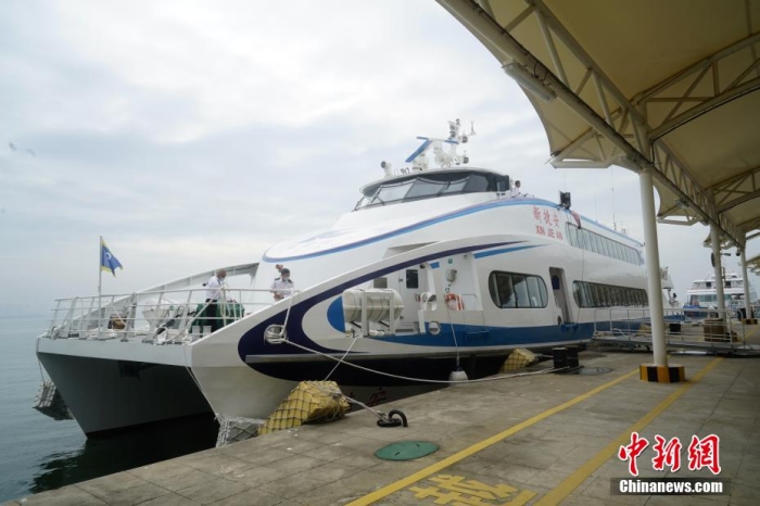 5月3日，“新捷安”輪載著157名乘客從廈門啟航前往金門，這是“新捷安”輪入列廈金航線后的首個(gè)航班。廈門海事局執(zhí)法人員對(duì)船舶進(jìn)行了全面的開航前檢查，確保首航安全?！靶陆莅病陛喛傞L(zhǎng)43米、船寬10.5米、型深3.61米，載客量350人，是現(xiàn)有廈金客運(yùn)航線參營(yíng)客船中載客定額最大的雙體穿浪高速客船，用以替換原有的“捷安”輪。福建海事 供圖