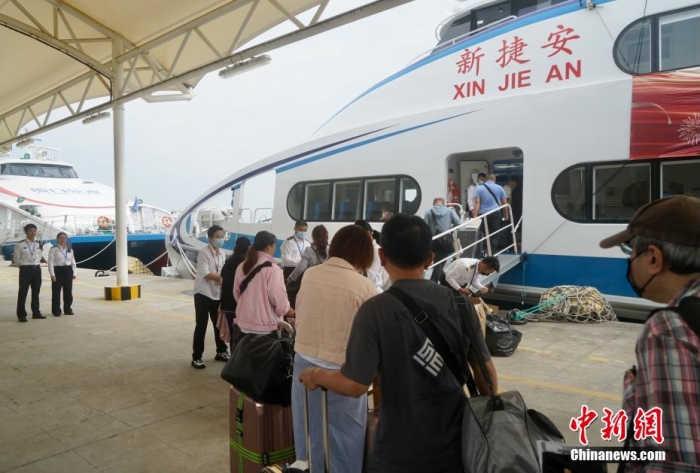 圖為乘客登船準(zhǔn)備從廈門啟航前往金門。福建海事 供圖