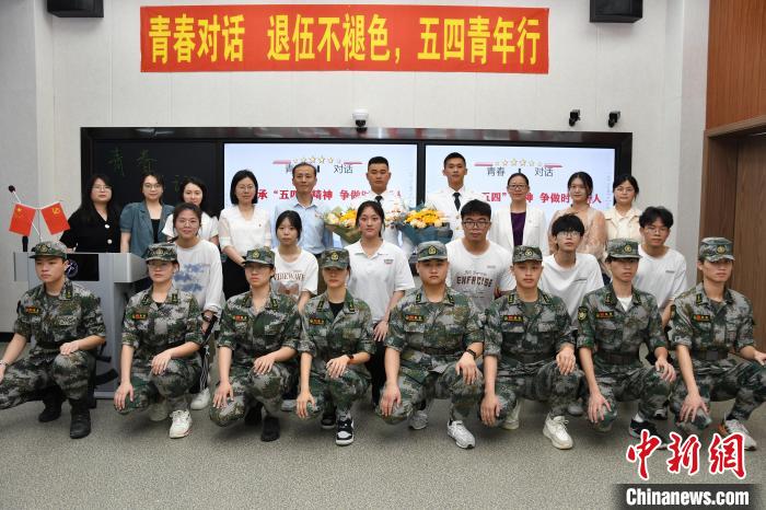 受邀功臣同師生代表合影?！≌闹菔型艘圮娙耸聞?wù)局供圖