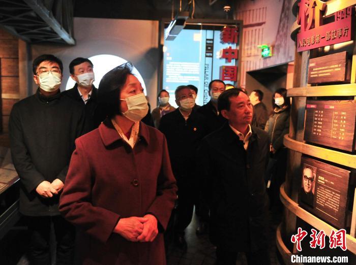 臺(tái)盟中央主席蘇輝近日率調(diào)研組赴吉林開展重點(diǎn)考察調(diào)研。圖為在長(zhǎng)影舊址博物館考察吉林特色文化產(chǎn)業(yè)發(fā)展。　高龍安 攝