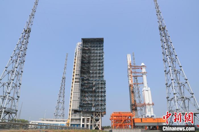 北京時間5月7日，天舟六號貨運飛船與長征七號遙七運載火箭組合體垂直轉運至發(fā)射區(qū)?！∏窳④?黃國暢 攝