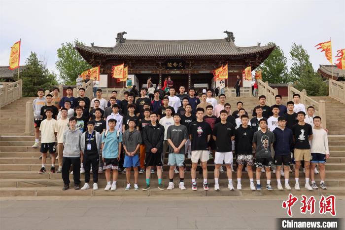 比賽結(jié)束后，兩岸學(xué)生參訪高平炎帝陵?！≈鬓k方供圖