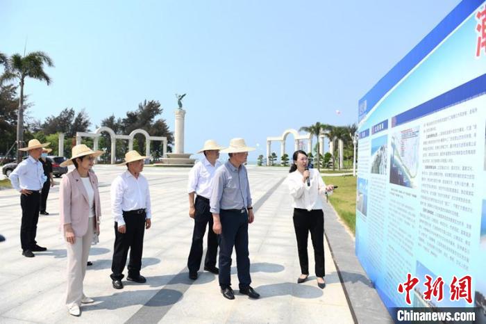 圖為蔡達(dá)峰一行了解北海銀灘景區(qū)改造提升工程情況?！×趾?攝