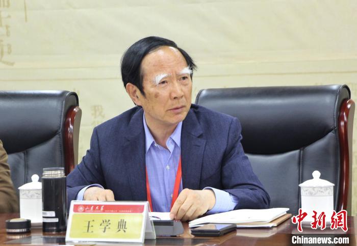 山東大學(xué)儒學(xué)高等研究院執(zhí)行院長(zhǎng)、《文史哲》雜志主編王學(xué)典主持首場(chǎng)主題發(fā)言?！≮w曉 攝