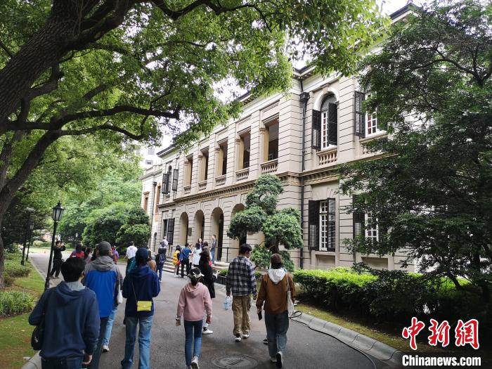 新階層人士參觀英國駐滬領事館?！》队畋?攝