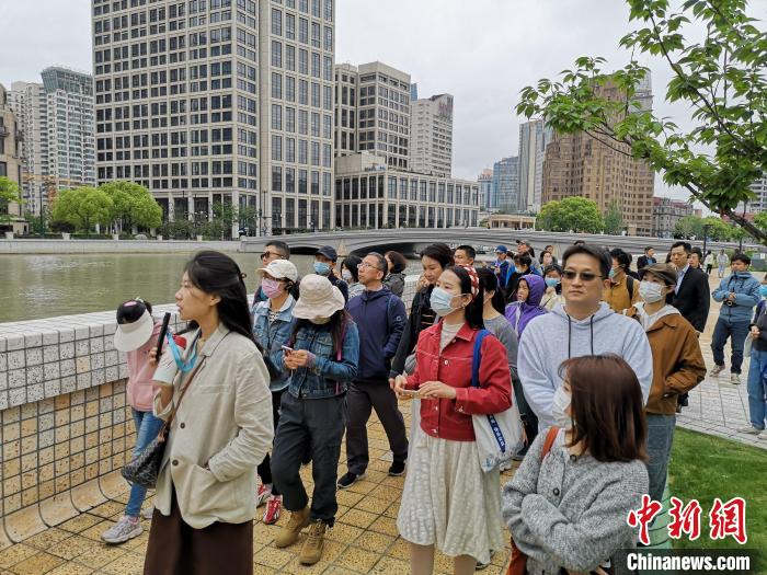 新階層人士走讀黃浦蘇州河沿岸?！》队畋?攝