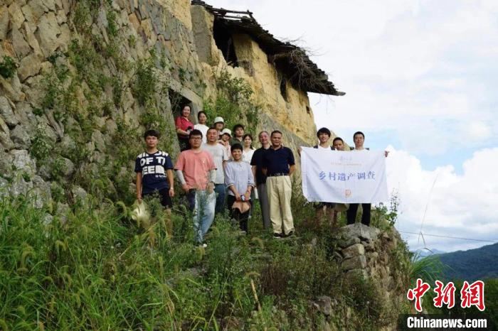 杜曉帆與該中心教師團(tuán)隊調(diào)研足跡遍布全中國各省市800多個城鄉(xiāng)聚落、文化景觀等?！?fù)旦大學(xué)國土與文化資源研究中心供圖